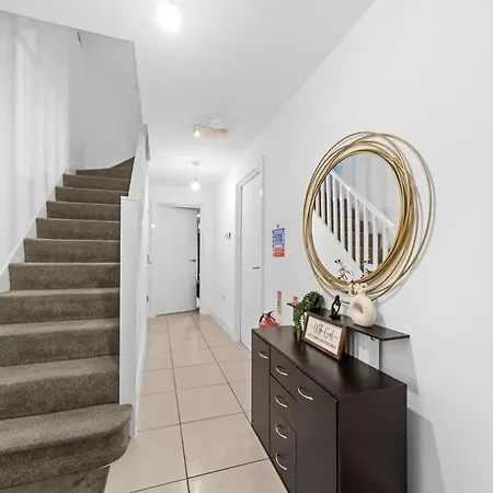 Vakantiehuis Contractor & Family Friendly 4-br House - Leads