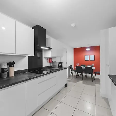 Contractor & Family Friendly 4-br House - Leads * Leeds (West Yorkshire)