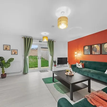 Contractor & Family Friendly 4-br House - Leads Leeds (West Yorkshire)