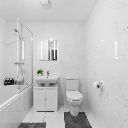 Contractor & Family Friendly 4-br House - Leads * Leeds (West Yorkshire)