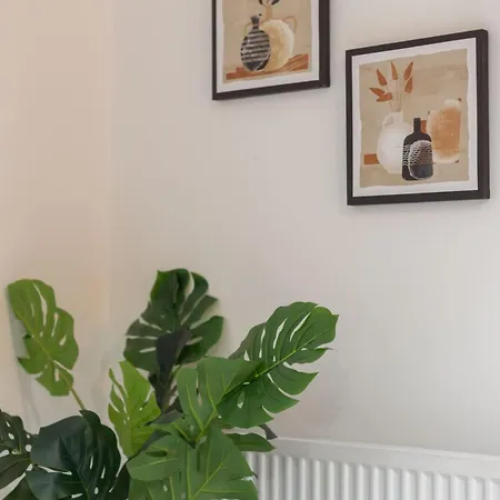 Contractor & Family Friendly 4-br House - Leads * Leeds (West Yorkshire)