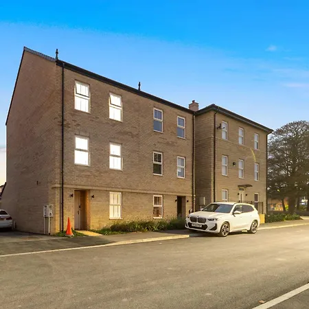 Contractor & Family Friendly 4-br House - Leads * Leeds (West Yorkshire)