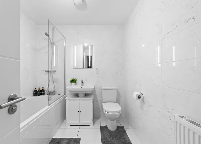 Contractor & Family Friendly 4-br House - Leads * Leeds (West Yorkshire)