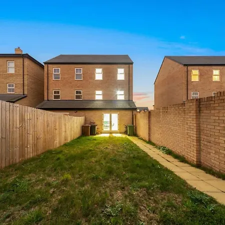 Contractor & Family Friendly 4-br House - Leads Leeds (West Yorkshire)