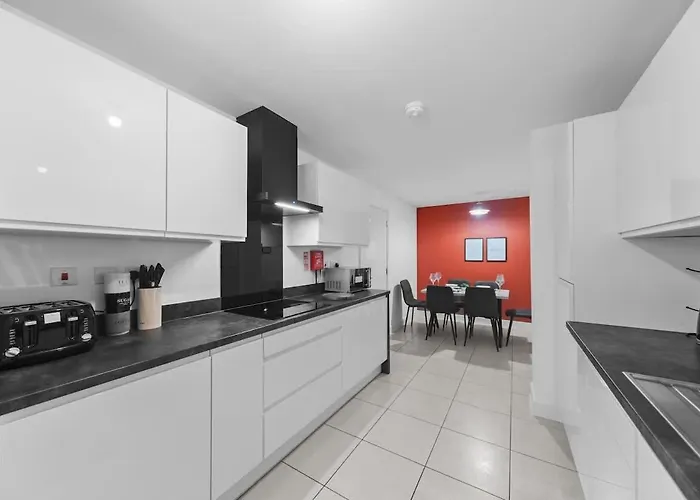 Contractor & Family Friendly 4-br House - Leads * Leeds (West Yorkshire)