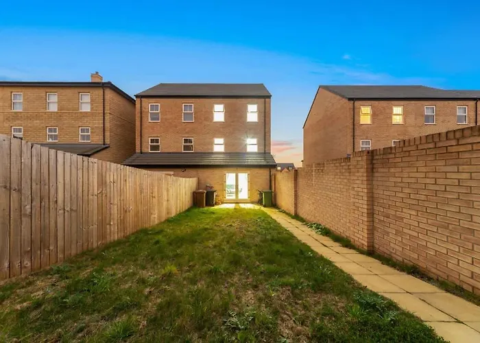 Contractor & Family Friendly 4-br House - Leads Leeds (West Yorkshire)