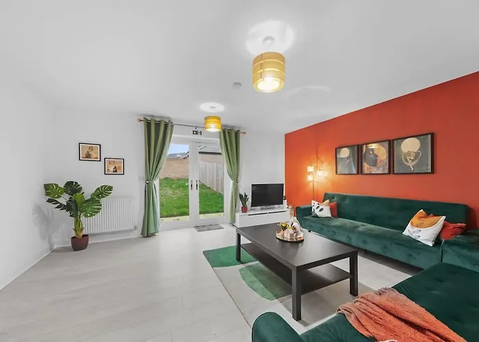 Contractor & Family Friendly 4-br House - Leads Leeds (West Yorkshire)