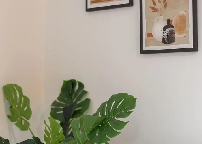 Contractor & Family Friendly 4-br House - Leads * Leeds (West Yorkshire)